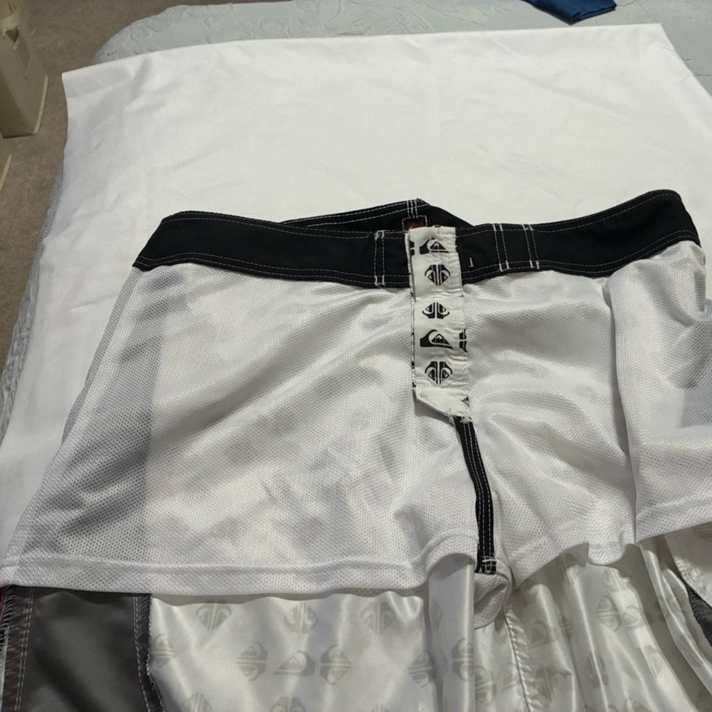 Men’s Board Shorts Quicksilver Size 36 VELCRO closure pocket. EUC SWIM SURF